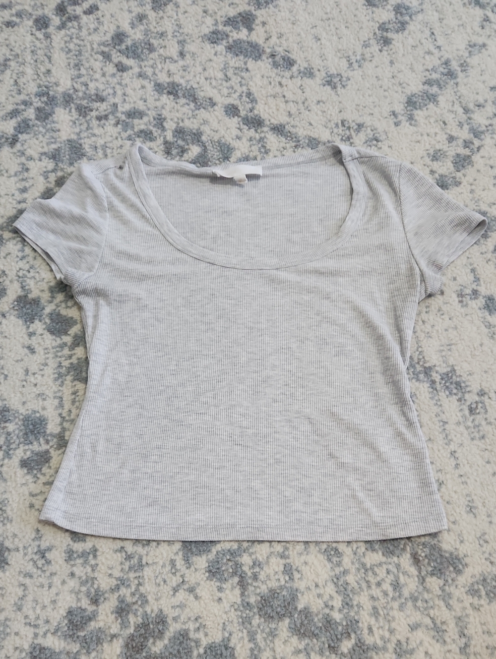 Scoop Neck Short Sleeve Ribbed Tee in Light Gray
